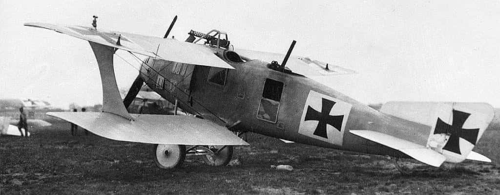 Самолет LFG Роланд CL IIa «Вальфиш» Воздушных войск Германии. Хотя такие машины с завода выходили в темном камуфляже, после первого капремонта, а иногда даже после сезонной перетяжки обшивки они перекрашивались в старый «дневной» камуфляж